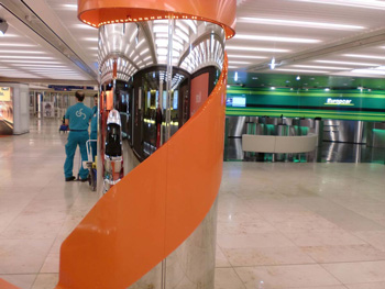 Säulenverkleidung mit Edelstahlspiegel am Flughafen Frankfurt