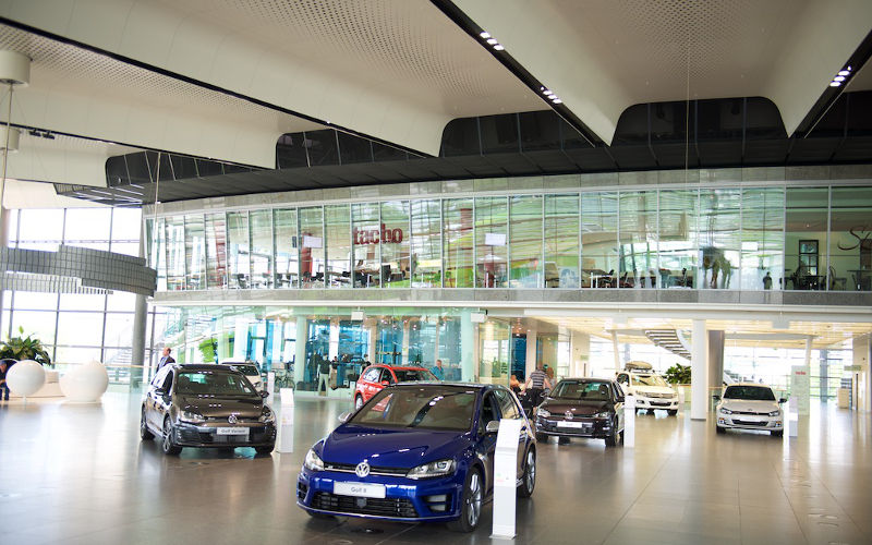 Innenansicht des VW Autohauses in Wolfsburg