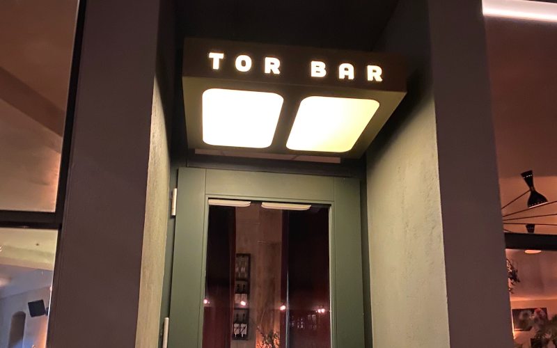 Laserschneiden von Aluminium - Das Logo einer Bar in Berlin wurde gelasert, im Anschluss wurde ein hinterleuchteter Kasten als Türeingangsschild gefertigt.