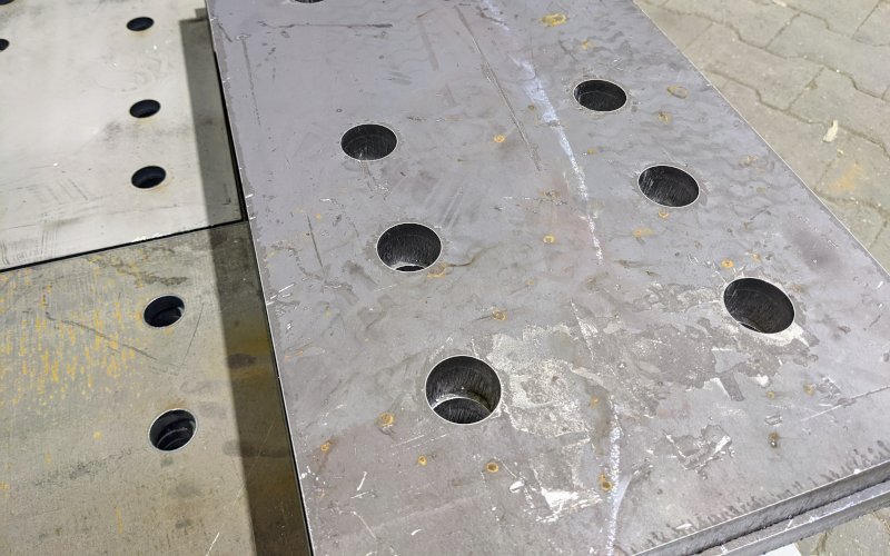 Laserschneiden von 30 mm Stahl - Diese schweren Stahlplatten werden von der Bahn im Gleisdreieck benutzt werden. Das Laserschneiden erfolgte binnen nur weniger Arbeitstage.